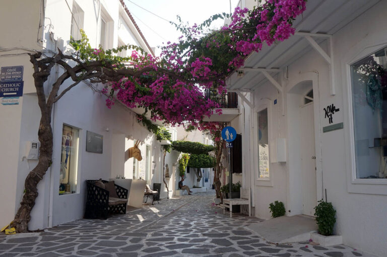 Parikia or Naoussa - where to stay